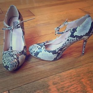Snake print  t-straps heels with bows. Size 7.5